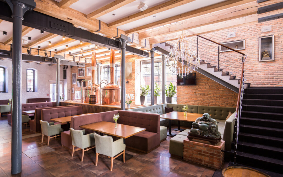 Meble z bauholz do restauracji i kawiarni: wytrzymałość, estetyka, patyna czasu