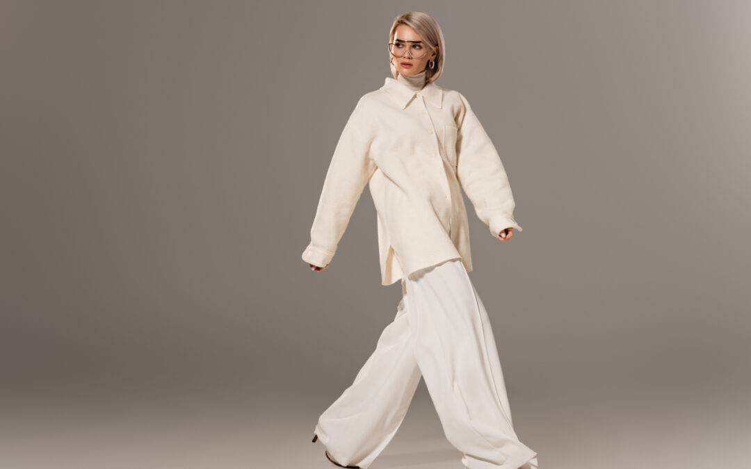 Koszula oversize w eleganckim wydaniu: jak nosić luźny fason, żeby wyglądać profesjonalnie