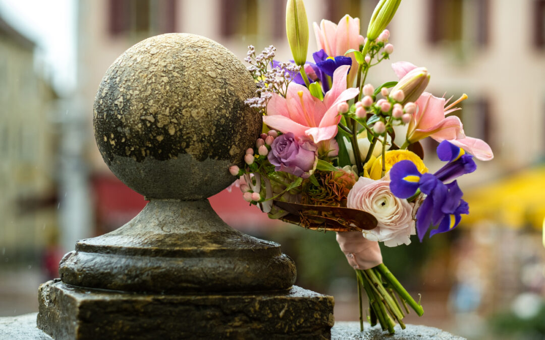 Minimalistyczna dekoracja nagrobka – mniej znaczy więcej